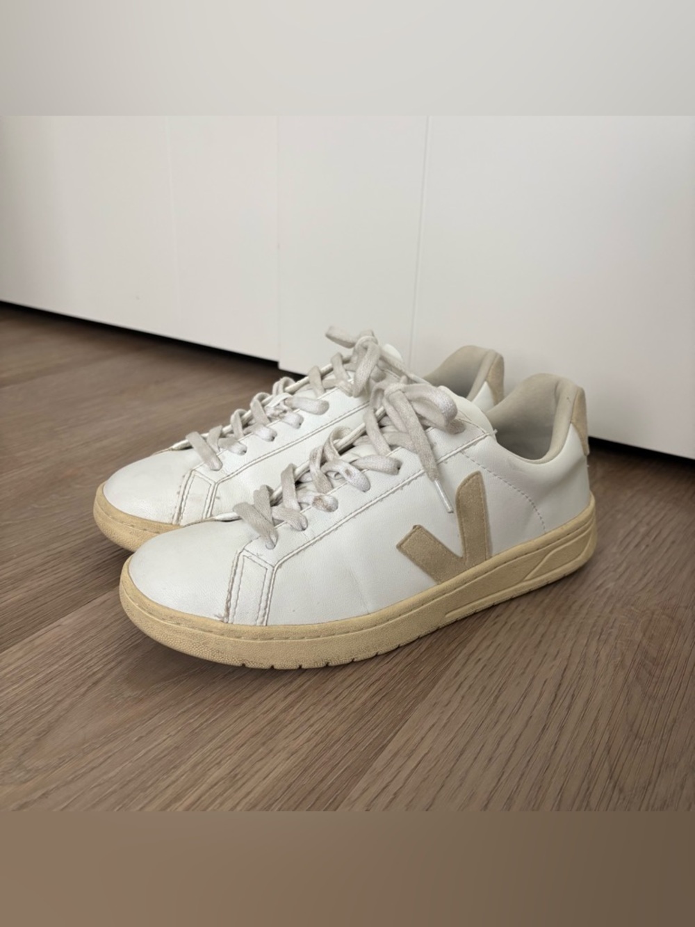 Women’s Veja V-12 Leather Sneakers Size 10